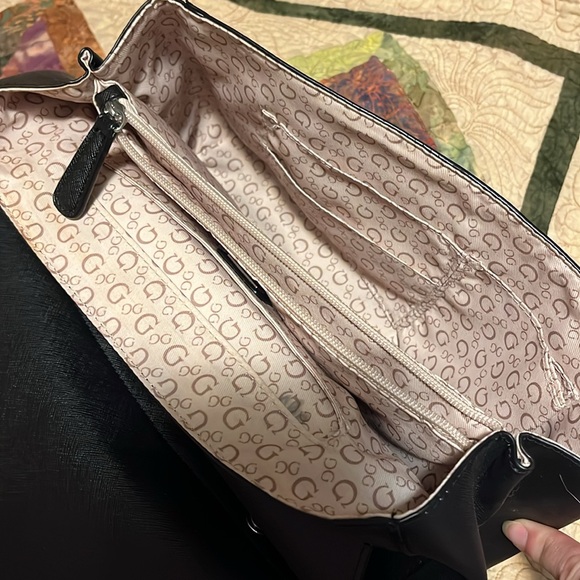 Fabulous Guess leather purse - Picture 4 of 8